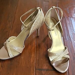NWT Audrey Brooke Gold Glitter heals, Carissa size 8.5